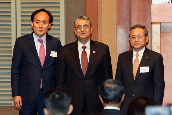 사진 맨 우측 부터 첫 번째 윤경택 대우인터내셔널 기계인프라본부장(전무), 두 번째Dr. Mohamed Shaker El-Markabi (모하메드 셰이커) 전력신재생에너지부 장관, 세 번째최상철 현대중공업 전기전자시스템사업본부 영업 부문장(전무).