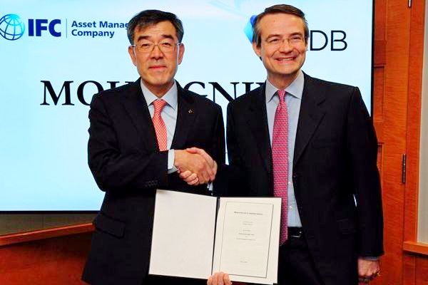 산업은행과 IFC AMC 간 MOU 체결 장면. 산업은행 제공