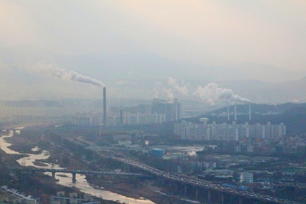 난방시설 가동으로 서울 대치동 일대 아파트 단지에서 매연이 나오고 있다. 정수남 기자