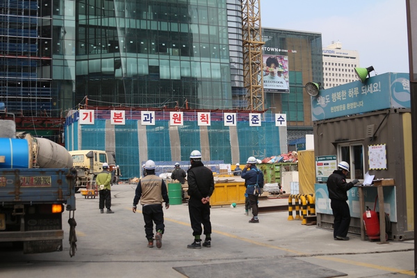 앞으로 대체인력이 필요한 상시근로자 20인 미만 사업장이 대체인력을 쉽게 구할 수 있게됐다. 사진은 서울 삼성동 파르나스타워 공사 현장. 정수남 기자