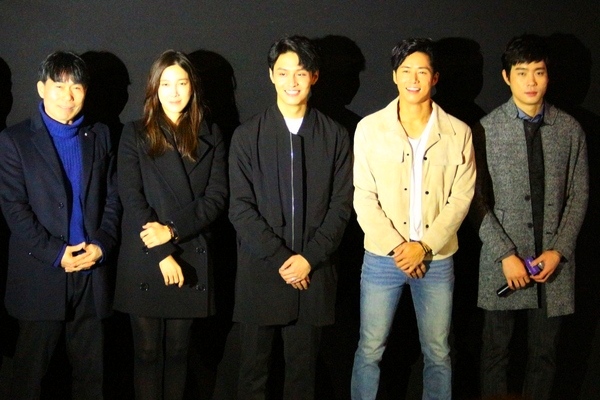 (왼쪽부터)구모 감독과 이지아 씨 등 출연진들이 5일 서울 삼성동 메가박스에서 무대인사를 하고있다. 정수남 기자