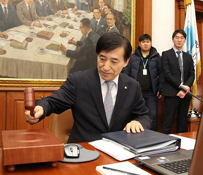 △이주열 한국은행 총재가 지난달 16일 서울 중구 한국은행 본점에서 열린 금융통화위원회의에서 의사봉을 두드리고 있다. 