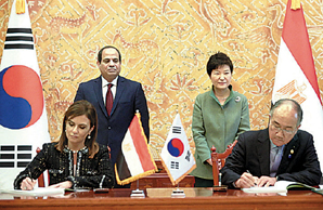 ▲ 사진 왼쪽 뒤부터 시계방향으로 압델 파타 알시시 이집트 대통령, 박근혜 대통령, 이덕훈 수출입은행장, 사하르 나스르 이집트 국제협력부 장관이 지난 3일 오후 청와대에서 열린 대외경제협력기금 협정 서명식에 참석하고 있다. (사진제공 청와대)