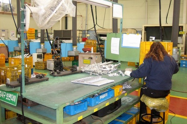 지난해 말 현재 퇴직연금제도에 가입한 근로자 수가 590만4000명, 도입 사업체 수 30만5665개소로 집계됐다. 사진은 안산 반월공단에 위치한 자동차 부품을 생산하는 한 중소기업 작업장. 정수남 기자