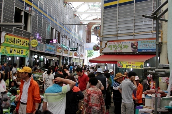 우리나라 소비자물가 상승률이 OECD 회원국 가운데 사상 처음으로 10위에 진입했다. 사진은 정선 5일장 모습. 정수남 기자