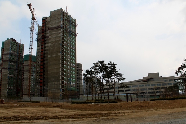 앞으로 세종시에 거주하지 않더라도 세종시에 건설되는 아파트를 공급받을 수 있다. 사진은 세종 정부청사 옆 아파트 건설 현장. 정수남기자