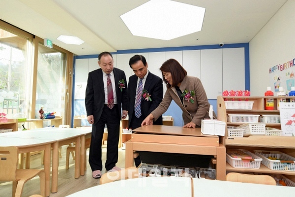 석위수(가운데) 사장이 어린이집 내부 시설을 둘러보고 있다. 볼보건설기계코리아 제공.