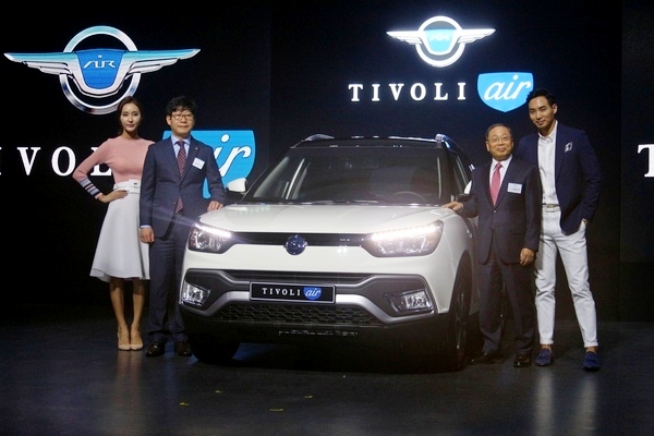 (오른쪽 두 번째부터)최종식 대표이사와 홍봉석 노조위원장이 기념사진을 찍고있다. 정수남 기자