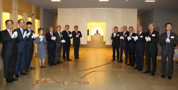 한국고등교육재단에서 열린 '최종현기념홀' 개관 행사에서 참석자들이 제막식 행사 후 포즈를 취하고 있다. 사진 왼쪽부터 김용학 연세대 총장, 한덕수 전 국무총리, 김재호 동아일보 사장, 이인호 KBS 이사장, 정운찬 전 국무총리, 장대환 매경미디어그룹 회장, 최태원 SK그룹 회장, 방상훈 조선일보사 사장, 홍석현 중앙일보/JTBC 회장, 이홍구 전 국무총리, 김형오 전 국회의장, 벳쇼 고로 주한 일본대사, 염재호 고려대총장, 박인국 재단 사무총장./제공 SK