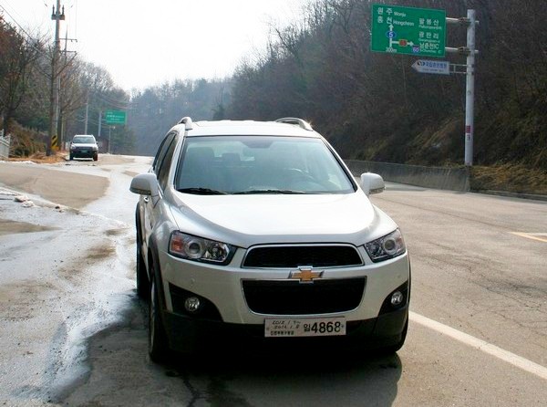 한국GM이 21일 신형 캡티바를 선보이고 내수 SUV 시장 공략을 강화한다. 사진은 구형 캡티바 2.0. 정수남 기자