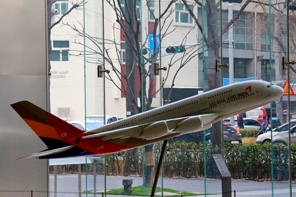 첨단기술이 적용된 제조관련 서비스업인 항공 MRO산업이 고용창출 효과가 탁월해 전략적 육성이 필요한 것으로 나나났다. 사진은 서울 새문안로 금호아시아나그룹 사옥에 설치된 아시아나항공 여객기. 정수남 기자