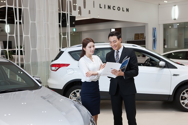 아주캐피탈 직원이 고객에게 포드·링컨 차량 무이자할부 금융상품을 설명하고 있다. / 아주캐피탈 제공
