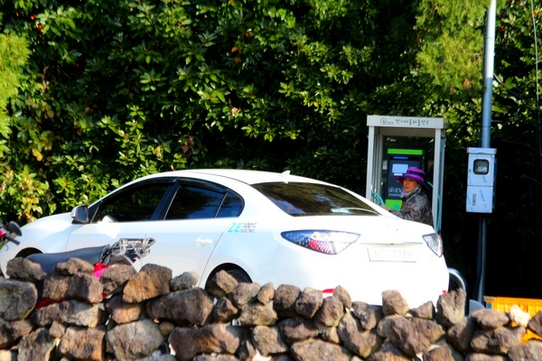 국제전기자동차엑스포 조직위원회가 18일 제주에서 개최하는 ‘EV CEO SUMMIT’에 세계 유수의 전기차와 완성차 업체 CEO들이 대거 참석한다. 사진은 서귀포시에서 르노삼성의 전기차SM3 Z.E 운전자가 운행 종료후 차량에 충전기를 연결하고 있다. 정수남 기자