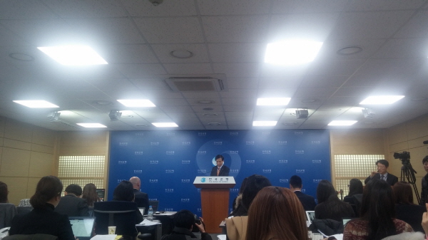 이주열 한국은행 총재가 3월 기준금리를 연 1.50%로 동결한 후 브리핑을 하고있다. 한은 제공