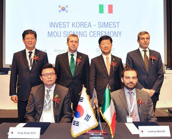 체결식에 참가한 주요인사들이 기념촬영을 하고 있다. (앞줄 왼쪽부터) 김용국 인베스트코리아 대표, 안드레아 노벨리(Andrea Novelli) 시메스트 CEO, (뒷줄 왼쪽부터) 김재홍 코트라 사장, 베네데또 델라 베도바(Benedetto Della Vedova) 이탈리아 외교협력부 차관, 우태희 산업통상자원부 제2차관, 리까르도 몬티(Riccardo Monti) 이탈리아 무역공사 사장./제공 코트라