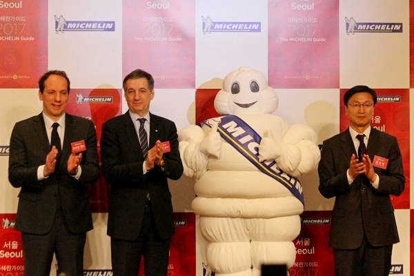 미쉐린코리아 (오른쪽부터)김보형 사장과 미쉐린그룹 베르나르 델마스 부사장, 파비앙 페논 주한 프랑스대사가 기념 사진을 찍고있다. 정수남 기자