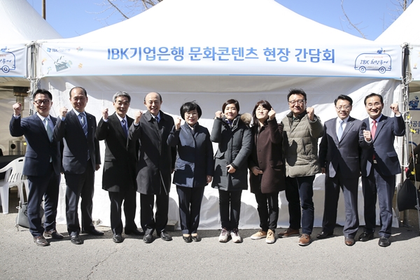 △왼쪽 세번째부터 신성호 IBK투자증권 사장, 유석하 IBK캐피탈 사장, 권선주 IBK기업은행장, 김미화 영화사 대표이사, 권미정 배급사 본부장, 최재원 워너브라더스 코리아 대표./사진제공=IBK기업은행