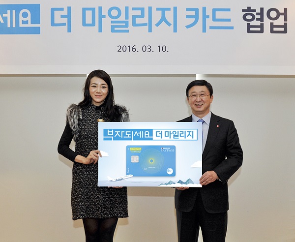 △BC카드 서준희 사장과 대한항공 조현민 전무가 ‘부자되세요, 더 마일리지 카드’ 조인식에 참석했다./사진제공=BC카드