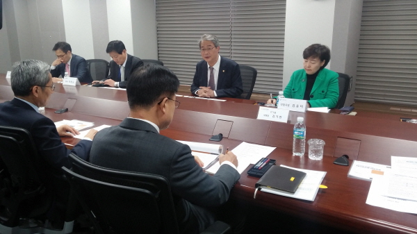 △임종룡 금융위원장이 10일 개인신용정보 보호 강화를 담은 신용정보법 관련 현장점검을 하고 있다./사진제공=금융위원회