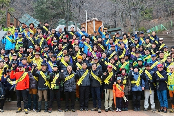 한국GM 노사가 판매 확대를 위한 결의를 다지는 산행을 가졌다. 한국GM 제공