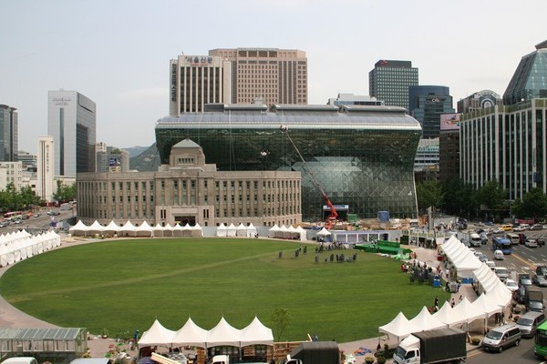 서울시가 IT 분야에 취업, 창업을 희망하는 만 18세 이상 만 40세 이하 저소득 청년을 대상으로 ‘서울 희망 앱 아카데미’ 10기를 모집한다. 서울시 청사. 정수남 기자