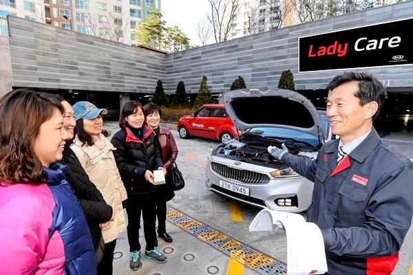 기아차가 신형 K7 여성 고객을 대상으로 차량 사용방법과 차량관리 요령 등을 설명해주는 ‘레이디 케어’ 서비스를 업계 처음으로 도입했다. 기아차 제공