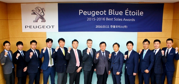 송승철(오른쪽 여섯번째) 대표가 수상자들과 기념 사진을 찍고있다. 한불모터스 제공