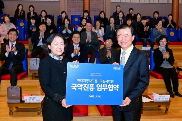 (왼쪽부터)김해숙 원장과 박광식 부사장이 협약 체결후 기념 사진을 찍고있다. 현대차그룹 제공