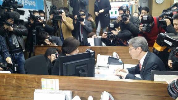 임종룡 금융위원장이 15일 여의도 신한금융투자 본사 영업점을 방문해 ISA에 가입하고 있다.(사진=김지은 기자)