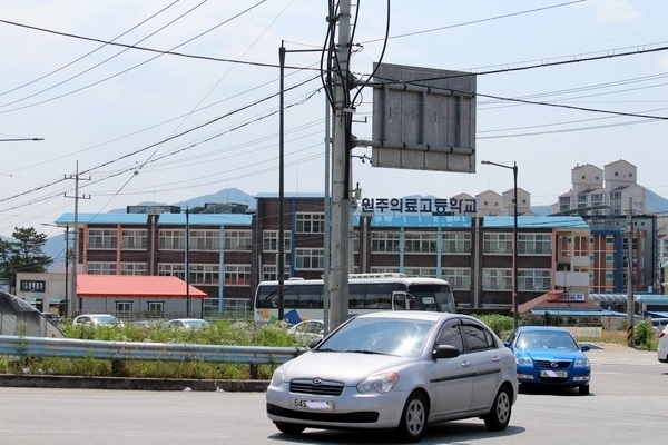 중소기업청이 올해 ‘중소기업 특성화고 인력양성사업‘ 지원학교 181개교를 선정했다. 사진은 바이오·의료 혁신도시 원주에 위치한 원주의료고등학교. 정수남 기자