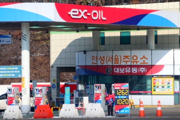 1월 하순부터 최근까지 국제 유가가 꾸준히 오르면서 전국 주유소 기름 가격도 상승세로 돌아섰다. 사진은 이달 초 겅부고속국도 상행선 안성휴게소 주유소 유가 현황. 정수남 기자