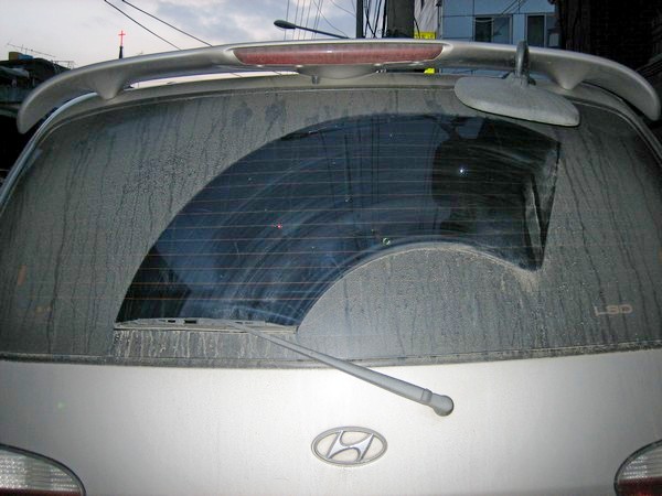 유한킴벌리가 ‘비상, 황사와 미세먼지를 피하라’를 주제로 황사나 미세먼지로부터 아이건강을 지키기 위한 특강을 24일 실시한다. 황사가 내려앉은 자동차 뒷유리. 정수남 기자