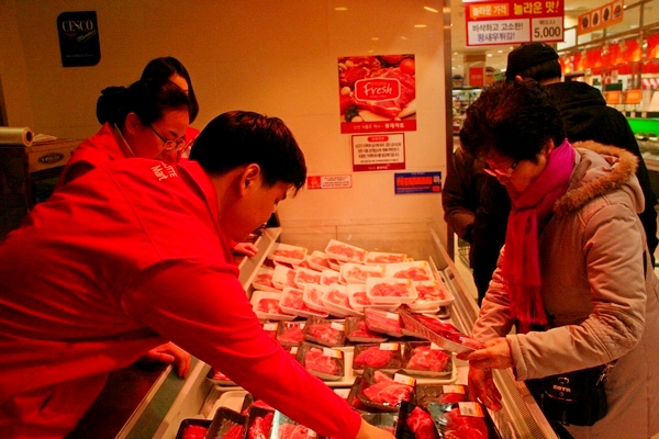 롯데마트가 전국 111개 점포에서 23일까지 1등급 한우 고기를 30% 할인 판매한다. 사진은 롯데마트 서울역점 정육 매대. 정수남 기자