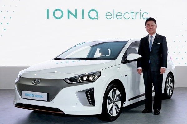 현대차 국내영업본부장 곽진 부사장이 아이오닉 전기차와 기념 사진을 찍고있다. 현대차 제공