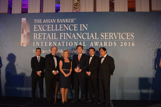 최재열 신한아주금융유한공사 사장(왼쪽부터 4번째)이 16일 홍콩에서 열린 아시안 뱅커(The Asian Banker) 주최 EXCELLENCE IN RETAIL FINANCIAL SERVICES INTERNATIONAL AWARDS 2016 행사에서 2016년 대한민국 최우수 리테일 은행상 수상 후 Asian Banker 관계자들과 함께 기념촬영하고 있는 모습./ 사진제공=신한은행
