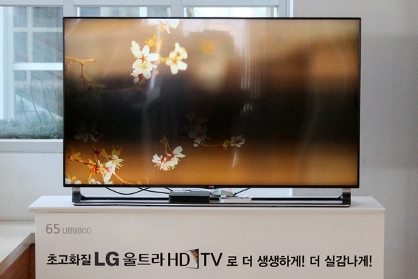 LG디스플레이가 단가 하락을 감안해 2월 TV 패널 생산을 전략적으로 줄었음에도 생산량에서 세계 1위를 지켰다. 강촌 엘리시안콘도에 설치된 LG전자의 울트라 HD TV. 정수남 기자