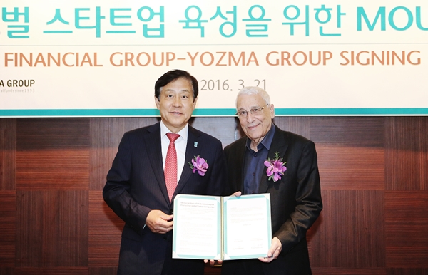 △김정태 하나금융그룹 회장, 이갈 에를리히(Yigal Erlich) 요즈마그룹 회장/사진제공=하나은행