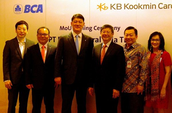 △정성호 KB국민카드 미래사업본부 전무(왼쪽 세번째)와 헨리 코에나이피 BCA은행 개인금융 총괄이사(왼쪽 네번째)가 MOU 체결 후 기념촬영을 하고 있다./사진제공=KB국민카드