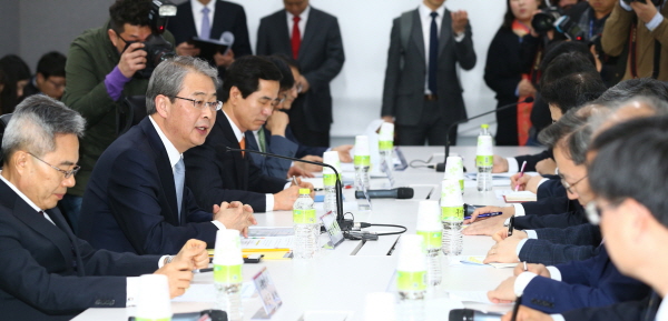 △ 임종룡 금융위원장이 21일 K뱅크 준비법인 사무실에서 열린 은행관계자와의 간담회에 참여하고 있다. (자료: 금융위원회)