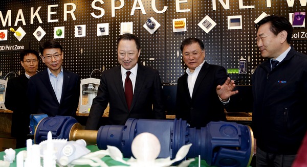 △박용만 두산그룹 회장(가운데)이 21일 경남창조경제혁신센터를 방문해 입주기업 중 하나인 KATEM이 3D프린터로 제작한 시제품에 대한 설명을 듣고 있다./제공=두산