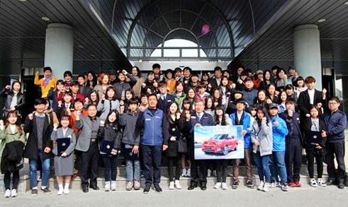 이번에 장학금을 받은 평택 지역 학생들이 기념 사진을 찍고있다. 쌍용차 제공