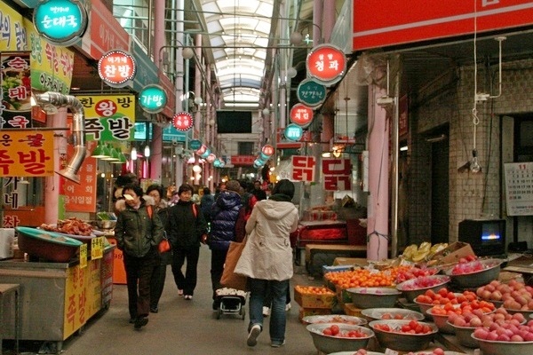 앞으로 전통시장에도 면세점이 들어설 전망이다. 사진은 서울 도봉구 창동 시장 전경. 정수남 기자