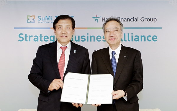 △김정태 하나금융그룹 회장(왼쪽), 히토시 츠네카게 미쓰이스미토모신탁그룹 회장/사진제공=하나금융지주