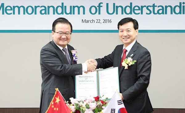 △중국은행 까오 잉 신 부행장(왼쪽), 윤규선 KEB하나은행 부행장/사진제공=KEB하나은행