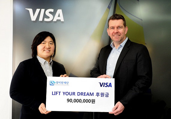 △이안 제이미슨 비자코리아 사장(오른쪽)이 장미란 선수에게 후원금을 전달하고 있다/사진제공=비자코리아