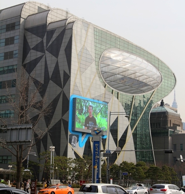 서울시가 저소득층 자산 확대를 돕기 위해 ‘희망두배청년통장, 희망플러스통장, 꿈나래통장’ 등의 통장지원사업을 펼친다. 서울시청 신청사. 정수남 기자