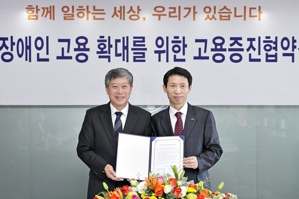 (왼쪽부터)박관식 이사와 김경우 대표이사 사장이 MOU 체결후 기념촬영을 하고있다. 롯데렌터카 제공