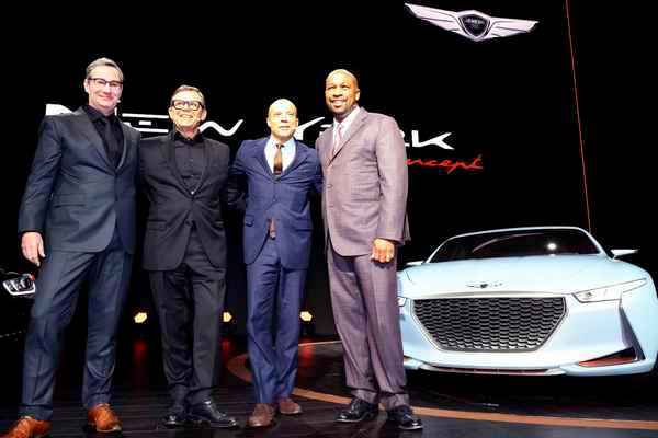 (왼쪽부터)현대차 디자인센터장 루크 동커볼케, 현대기아차 디자인담당 피터 슈라이어, 제네시스 브랜드 전략담당 맨프레드 피츠제럴드, 현대차 미국법인 제네시스 브랜드 담당 어윈 라파엘이 뉴욕 콘셉트와 기념 사진을 찍고있다. 현대차 제공