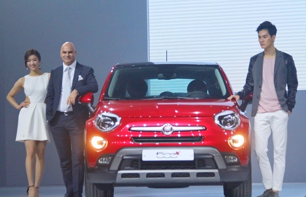 로쏘(가운데) 사장 500X를 소개하고 기념 사진을 찍고있다. 정수남 기자