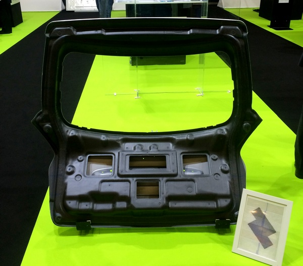 사진은 박람회장에 전시된 쌍용차의 탄소복합재 적용 테일 게이트. 쌍용차 제공